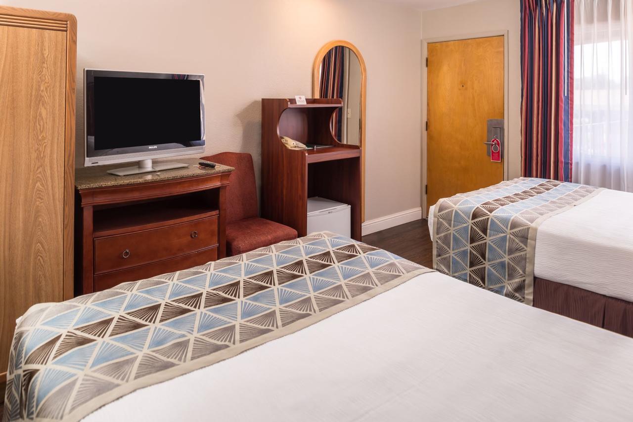 Laurel Inn & Conference Center Salinas Bagian luar foto